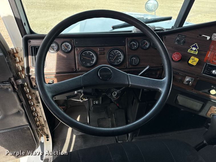 image for item EG5678 2000 Freightliner FLD semi truck