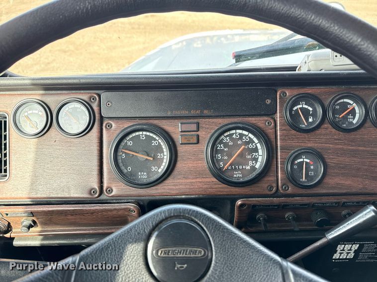 image for item EG5678 2000 Freightliner FLD semi truck