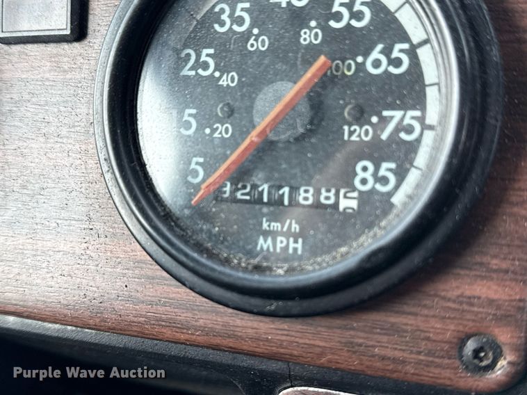 image for item EG5678 2000 Freightliner FLD semi truck