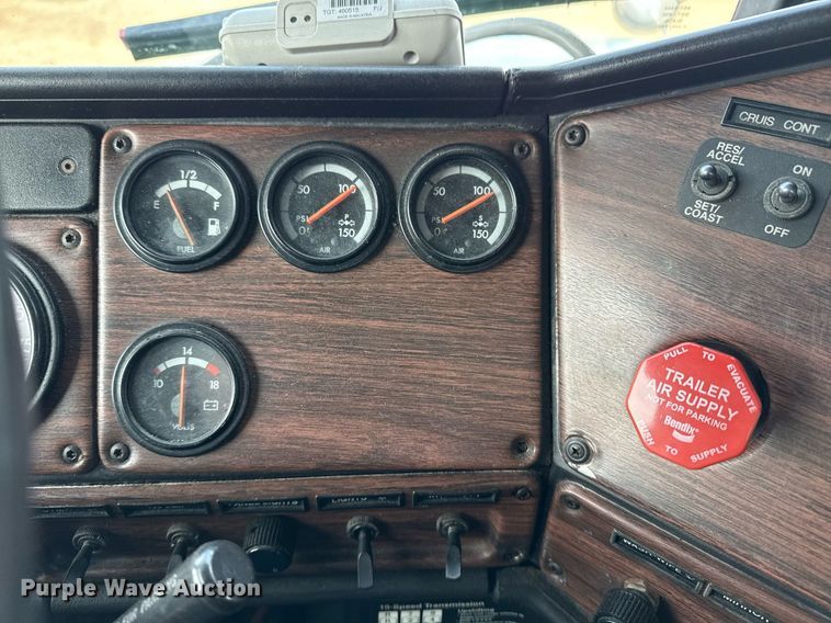 image for item EG5678 2000 Freightliner FLD semi truck