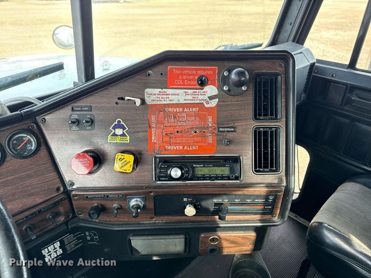 image for item EG5678 2000 Freightliner FLD semi truck