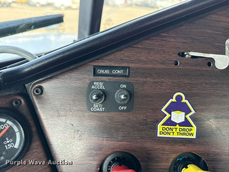 image for item EG5678 2000 Freightliner FLD semi truck