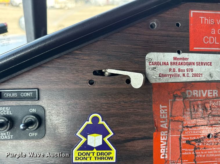 image for item EG5678 2000 Freightliner FLD semi truck