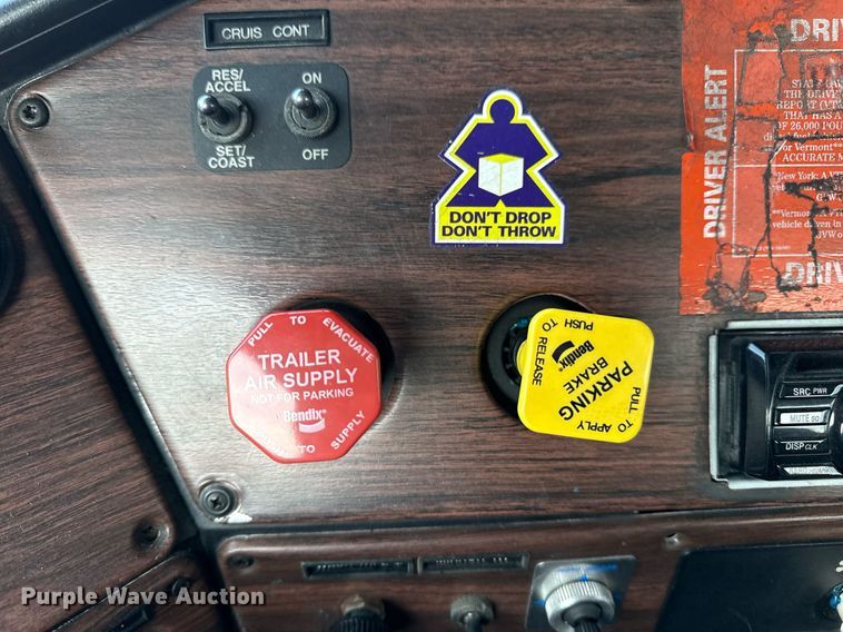 image for item EG5678 2000 Freightliner FLD semi truck