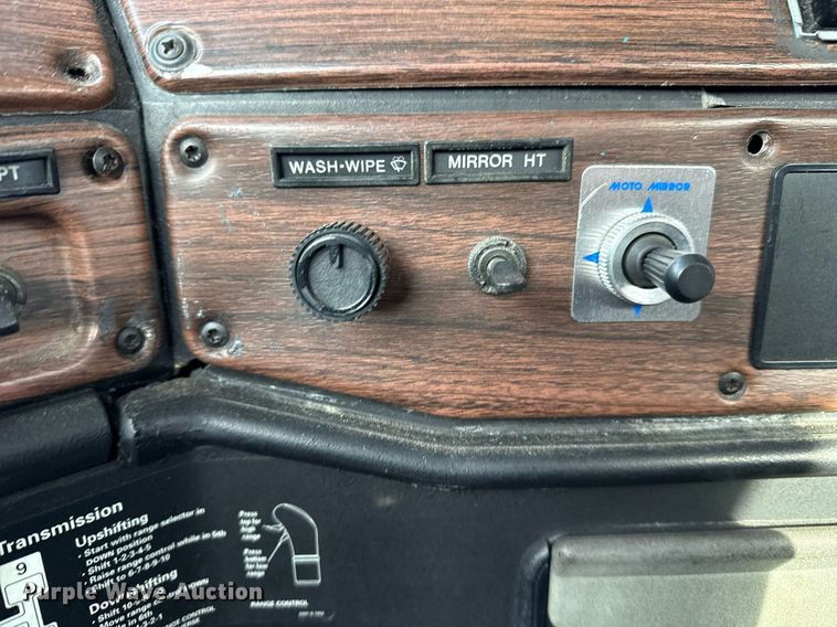 image for item EG5678 2000 Freightliner FLD semi truck