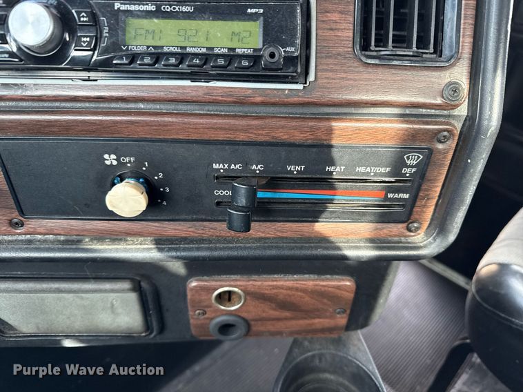 image for item EG5678 2000 Freightliner FLD semi truck