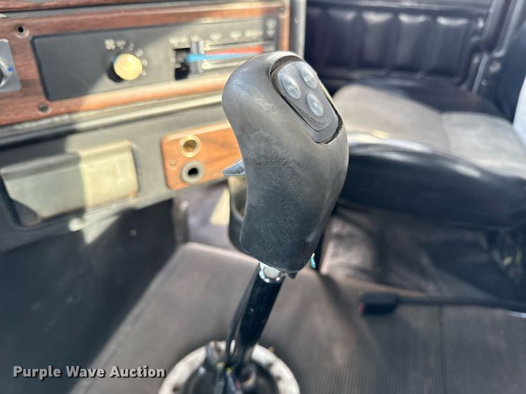 image for item EG5678 2000 Freightliner FLD semi truck