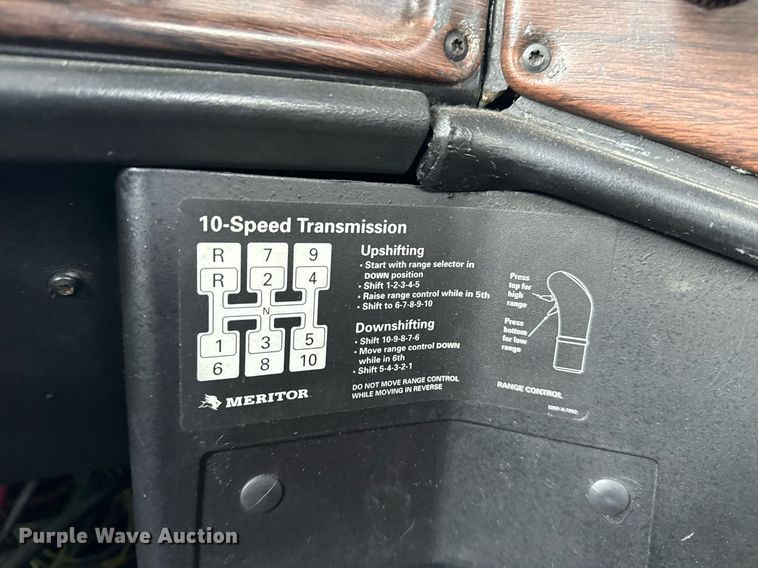 image for item EG5678 2000 Freightliner FLD semi truck