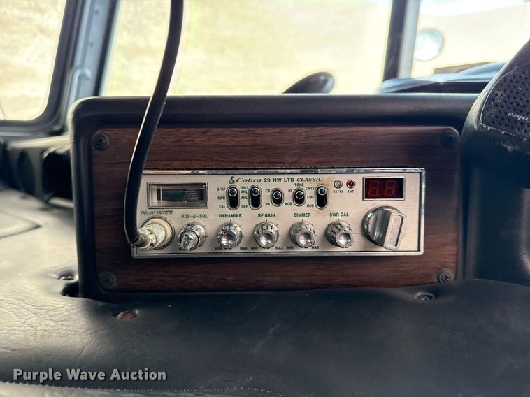 image for item EG5678 2000 Freightliner FLD semi truck