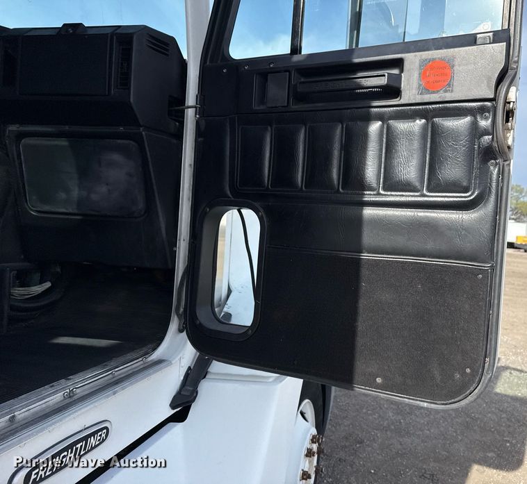 image for item EG5678 2000 Freightliner FLD semi truck