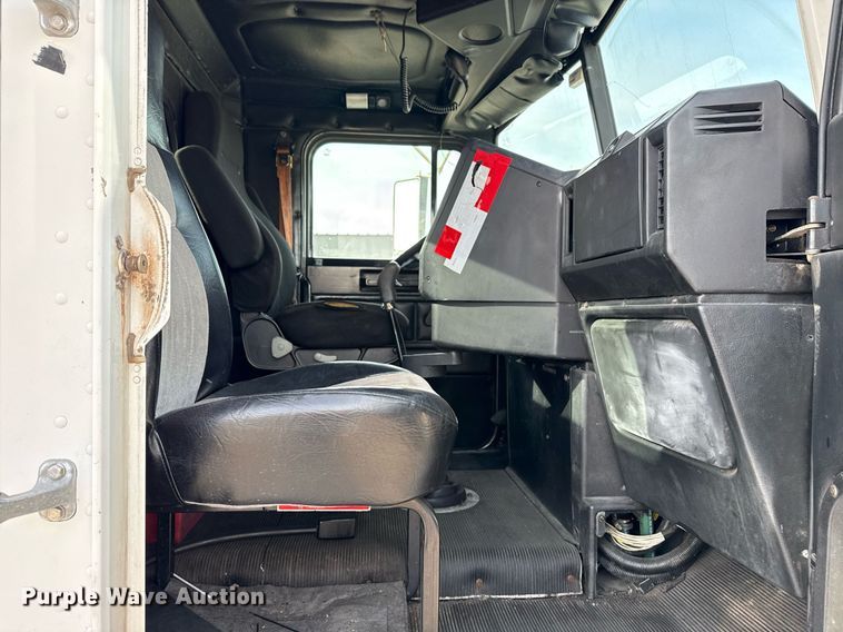 image for item EG5678 2000 Freightliner FLD semi truck