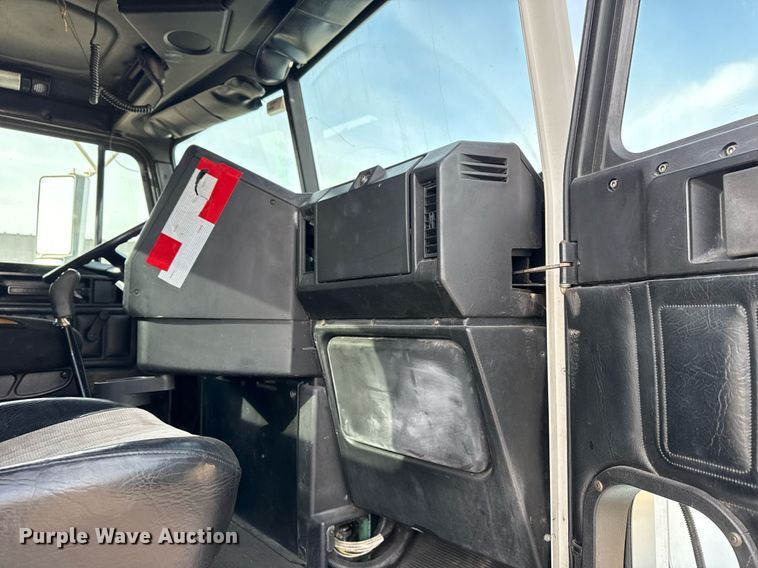 image for item EG5678 2000 Freightliner FLD semi truck