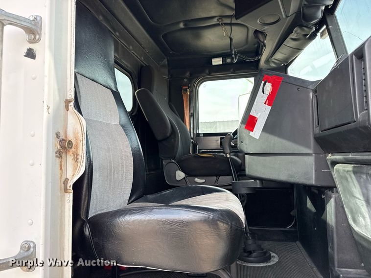 image for item EG5678 2000 Freightliner FLD semi truck