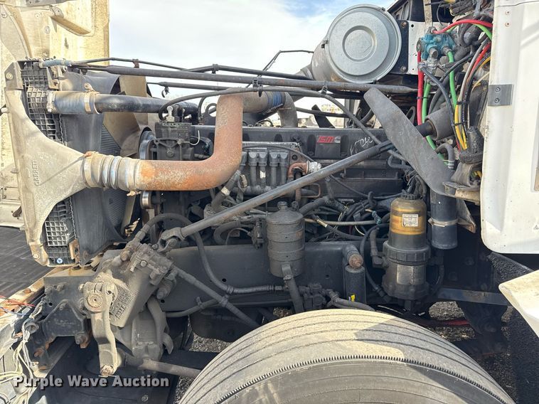 image for item EG5678 2000 Freightliner FLD semi truck