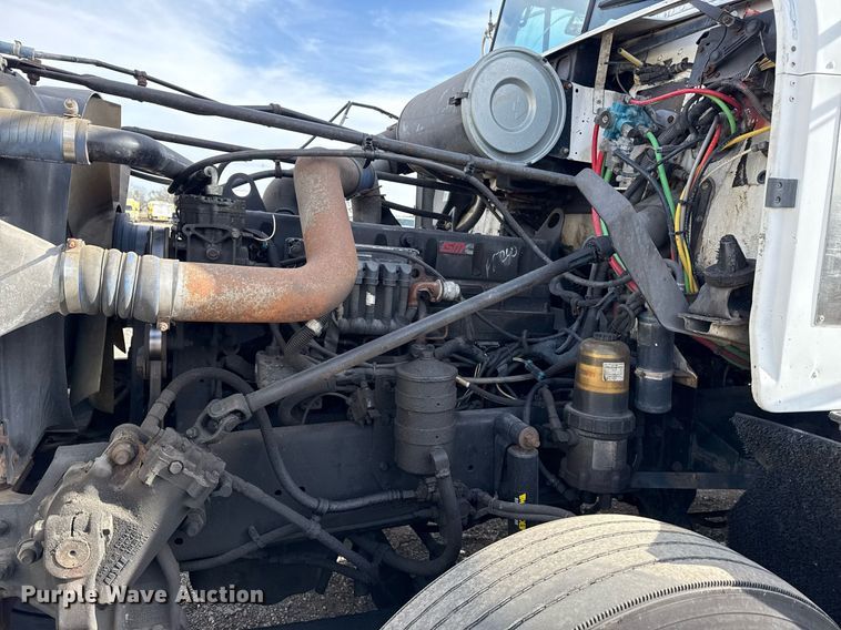 image for item EG5678 2000 Freightliner FLD semi truck