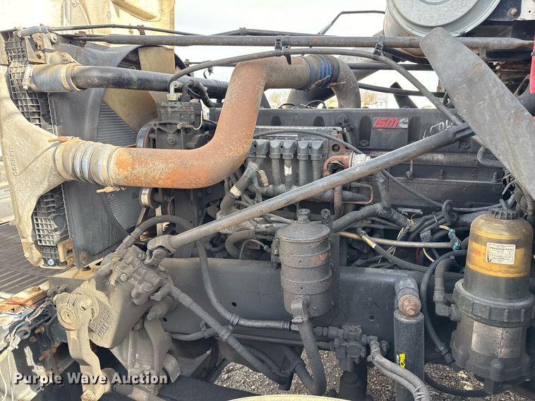 image for item EG5678 2000 Freightliner FLD semi truck