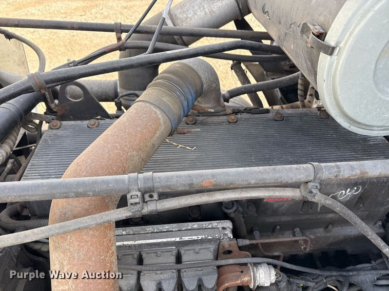 image for item EG5678 2000 Freightliner FLD semi truck