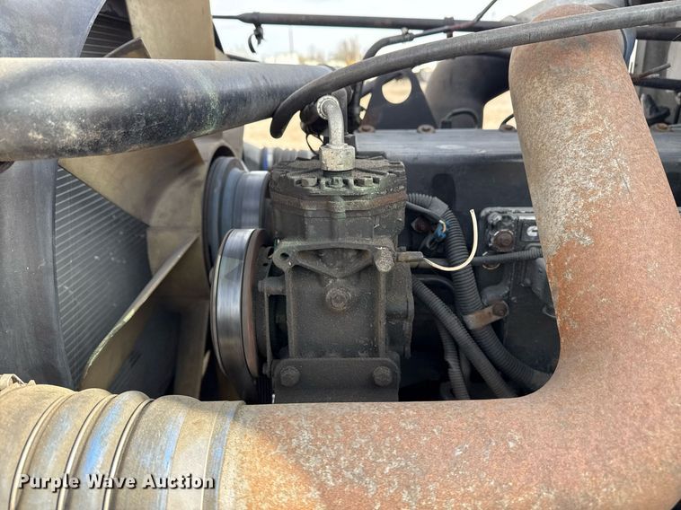 image for item EG5678 2000 Freightliner FLD semi truck