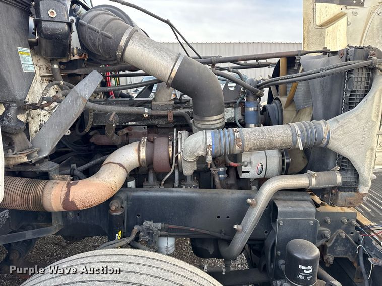 image for item EG5678 2000 Freightliner FLD semi truck