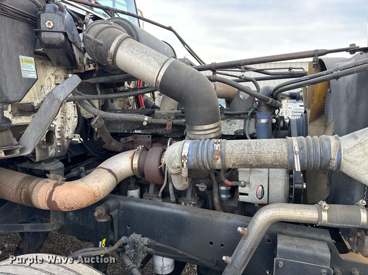 image for item EG5678 2000 Freightliner FLD semi truck