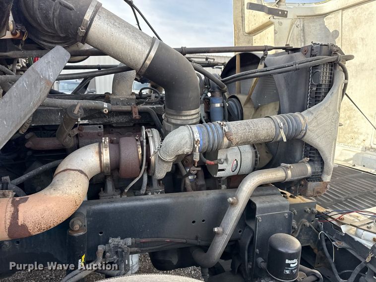 image for item EG5678 2000 Freightliner FLD semi truck