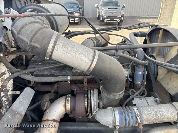 image for item EG5678 2000 Freightliner FLD semi truck