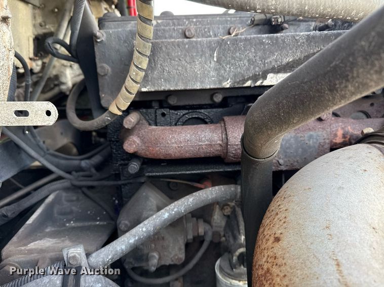 image for item EG5678 2000 Freightliner FLD semi truck