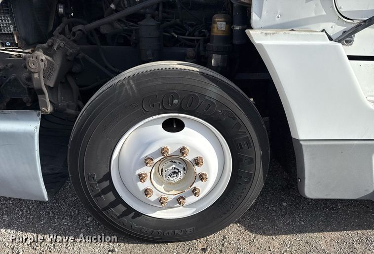 image for item EG5678 2000 Freightliner FLD semi truck