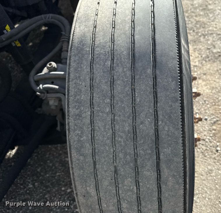 image for item EG5678 2000 Freightliner FLD semi truck