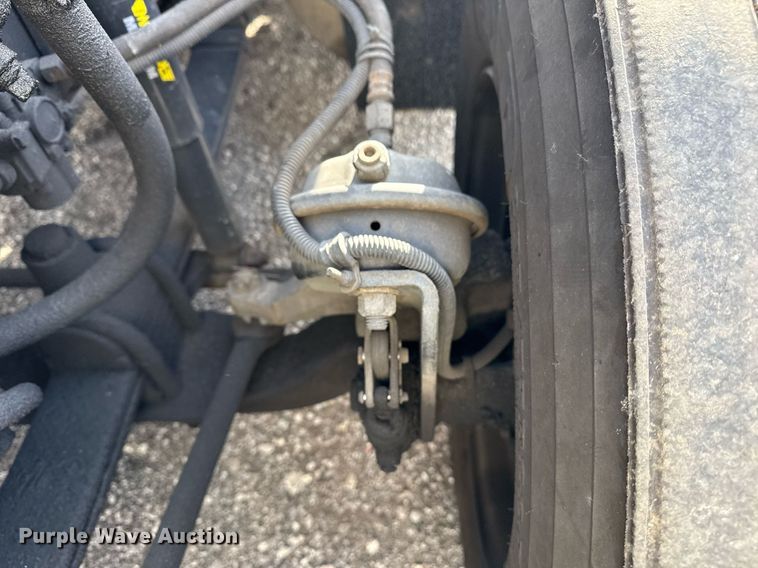 image for item EG5678 2000 Freightliner FLD semi truck