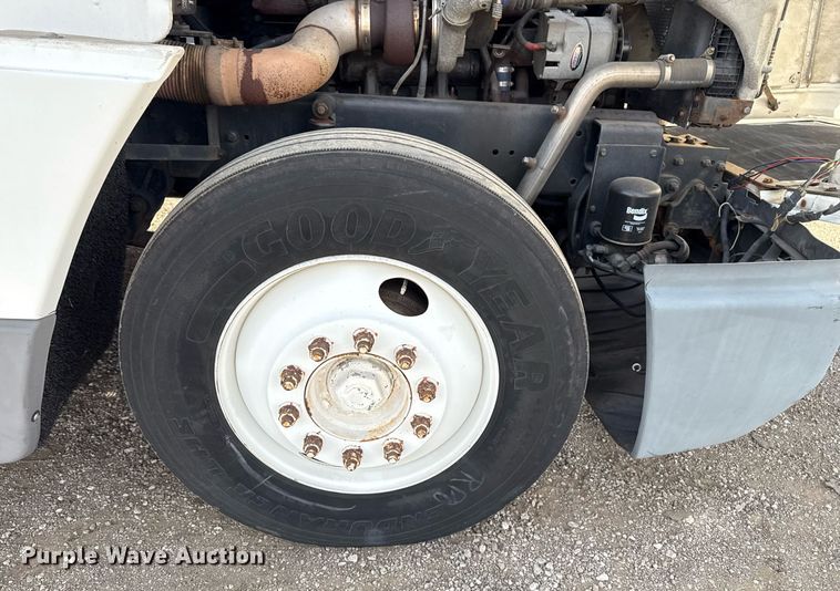 image for item EG5678 2000 Freightliner FLD semi truck