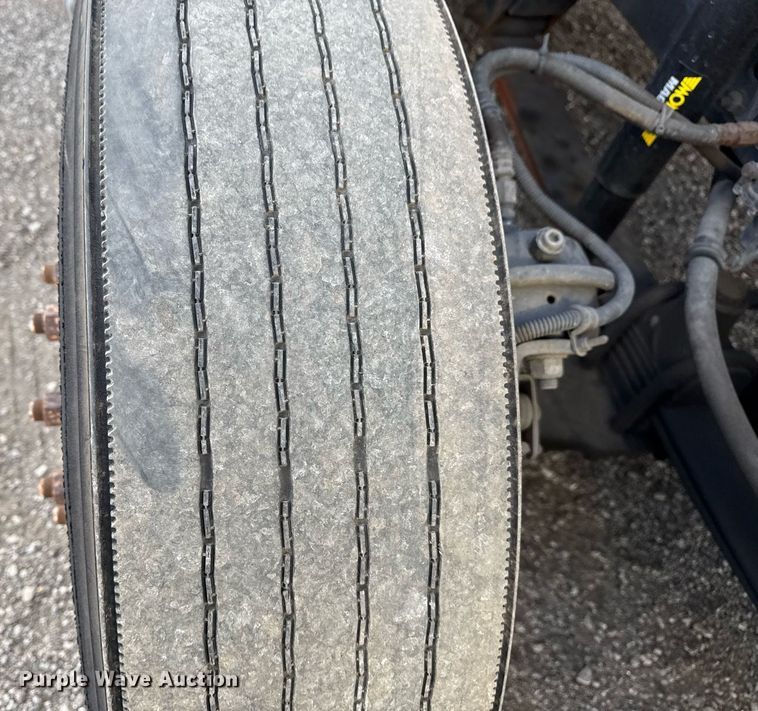 image for item EG5678 2000 Freightliner FLD semi truck