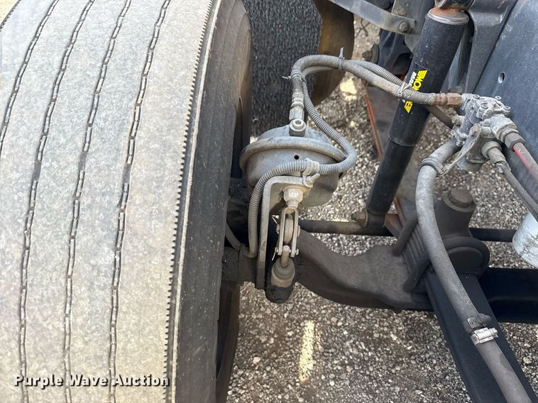 image for item EG5678 2000 Freightliner FLD semi truck