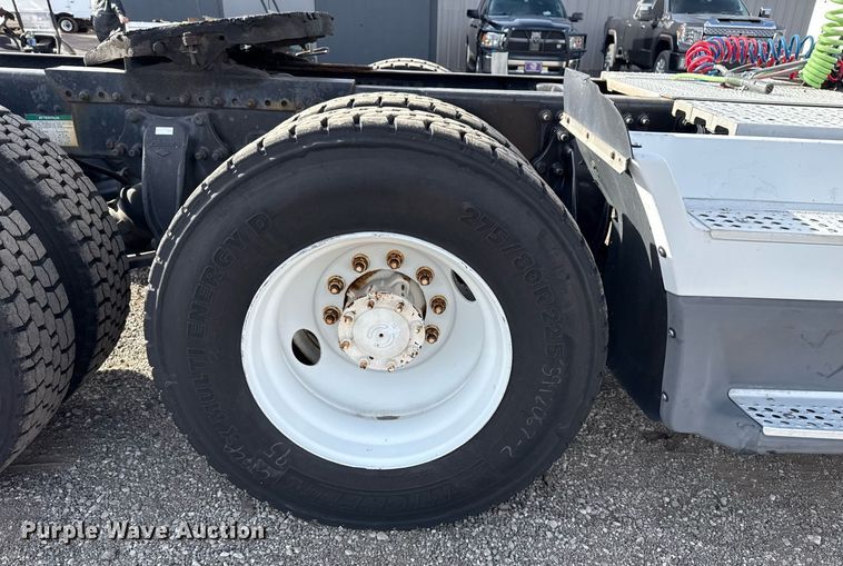 image for item EG5678 2000 Freightliner FLD semi truck