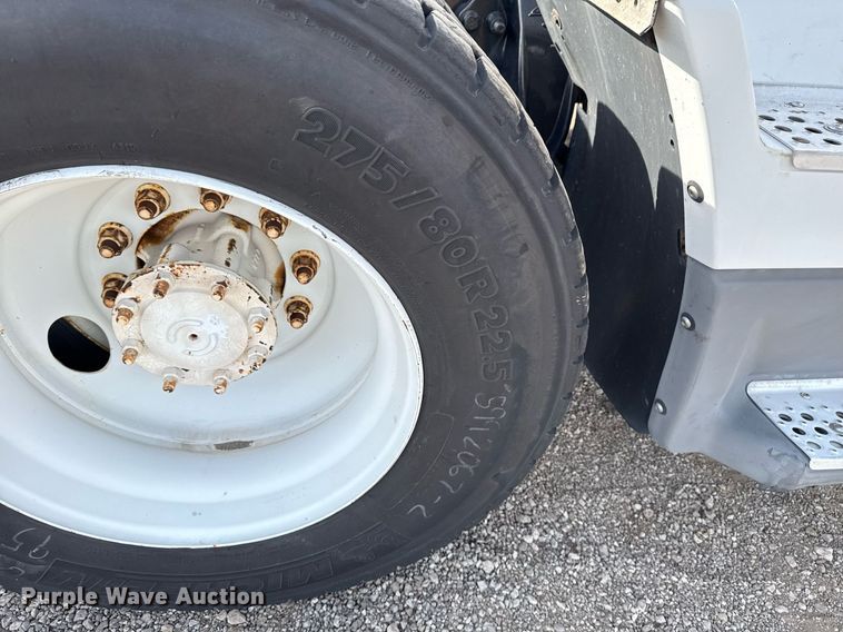 image for item EG5678 2000 Freightliner FLD semi truck