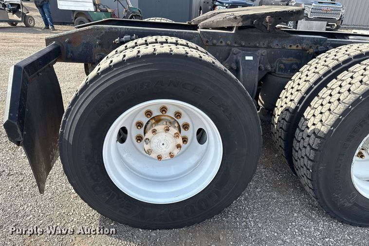 image for item EG5678 2000 Freightliner FLD semi truck