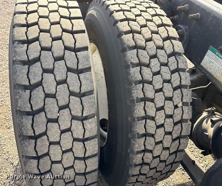 image for item EG5678 2000 Freightliner FLD semi truck