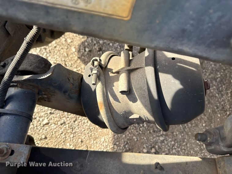 image for item EG5678 2000 Freightliner FLD semi truck