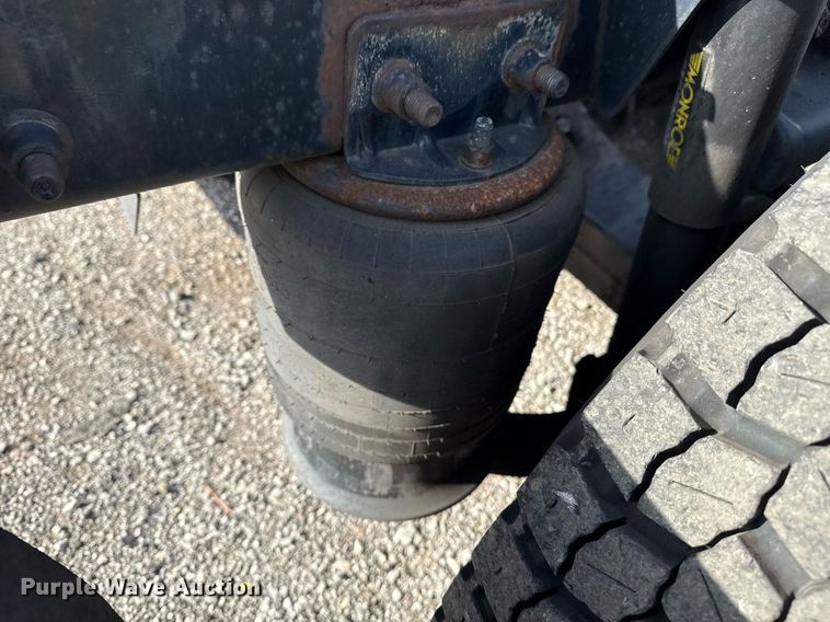 image for item EG5678 2000 Freightliner FLD semi truck