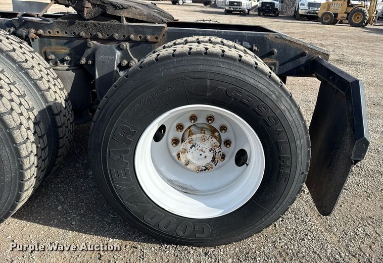 image for item EG5678 2000 Freightliner FLD semi truck