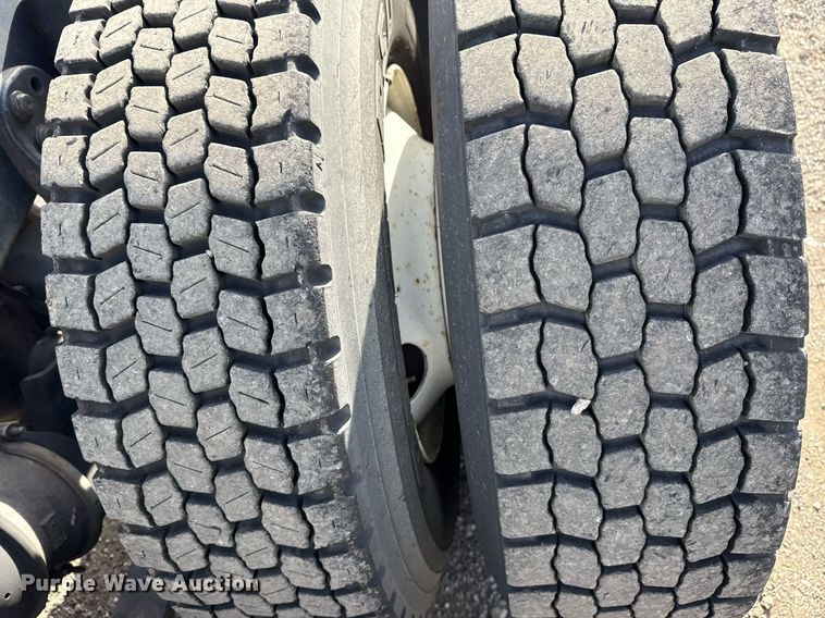 image for item EG5678 2000 Freightliner FLD semi truck