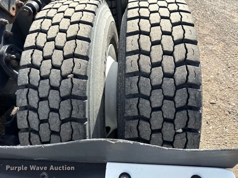 image for item EG5678 2000 Freightliner FLD semi truck