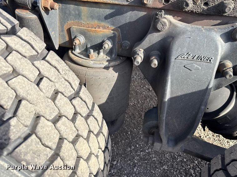 image for item EG5678 2000 Freightliner FLD semi truck