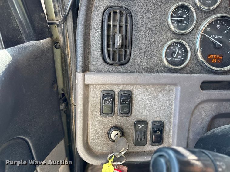 image for item EN0304 2013 Peterbilt 386 