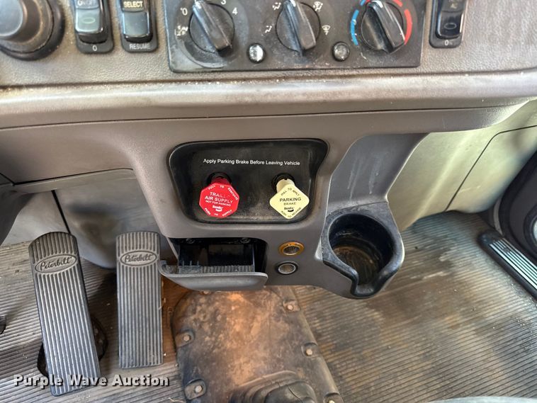 image for item EN0304 2013 Peterbilt 386 