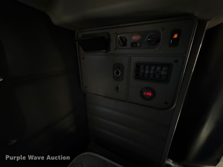 image for item EN0304 2013 Peterbilt 386 
