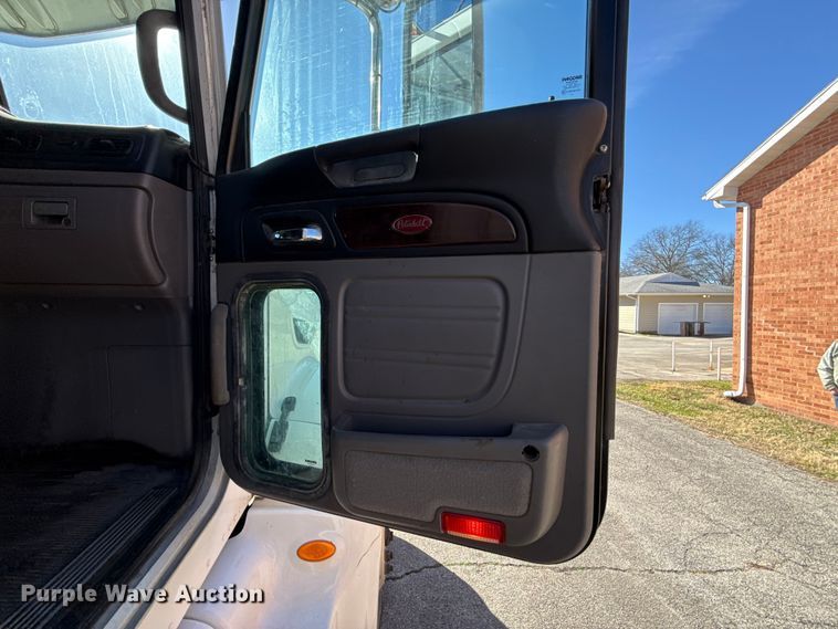 image for item EN0304 2013 Peterbilt 386 