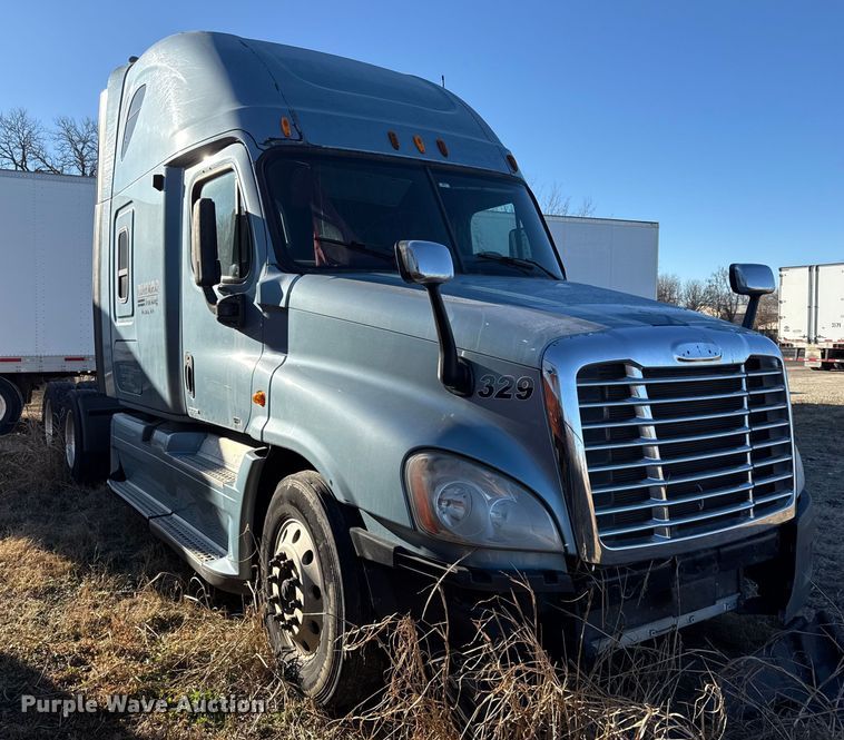 image for item EN0479 2012 Freightliner Cascadia 125 semi truck