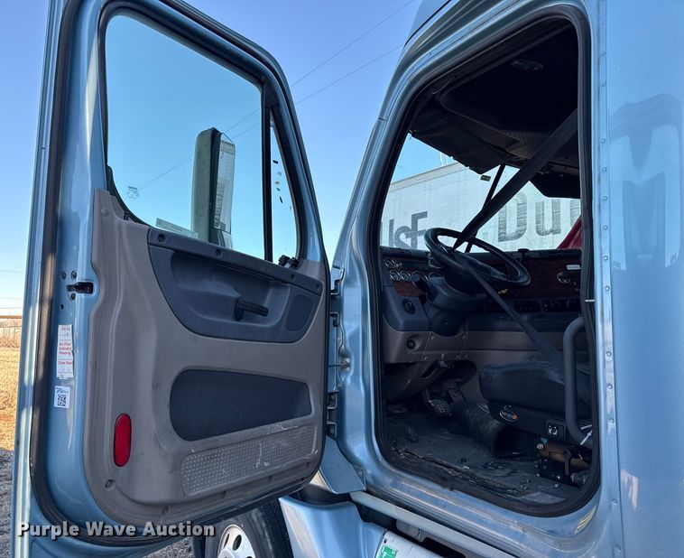 image for item EN0479 2012 Freightliner Cascadia 125 semi truck