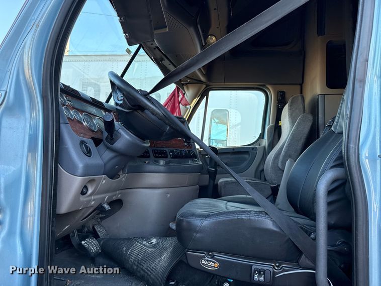 image for item EN0479 2012 Freightliner Cascadia 125 semi truck